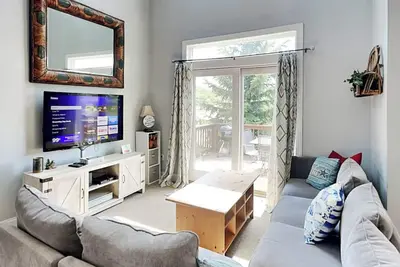 Image de It's 5 O'Clock Somewhere | Pet Friendly + Hot Tub
