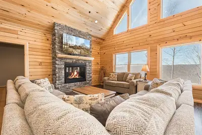 Image de Mountain Crest Lodge | Golf, Skiing, New Home!