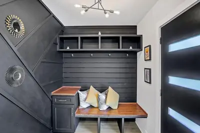 Image de Elegant 2 bedroom, 10 minutes from the Airport!