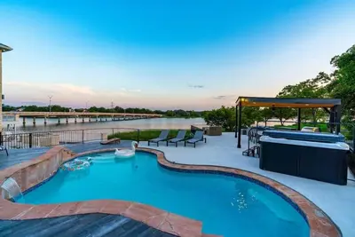 Image de Lakefront Home. Insane Views - Pool/Spa! Gameroom!