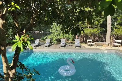 Image de Sparkling East Hampton Oasis 3 bed 2 bath w/heated pool. Pets Welcome!