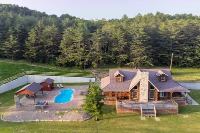 Image de Secluded Cabin, Sleeps 20-Pickleball, Pool&Hot Tub