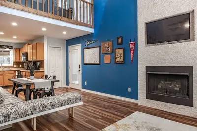 Image de Eclectic 3bd/2ba hidden in private forest, 10 min from downtown Waynesville