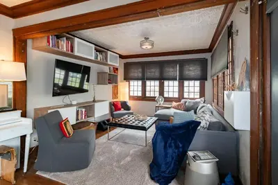 Image de Cheerful 3 Bedroom \/ 2 Bathroom Bungalow w\/ private Hot Tub + Private Deck\/Patio