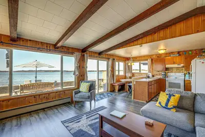 Image de Waterfront cottage with bay views, patio, grill & washer/dryer