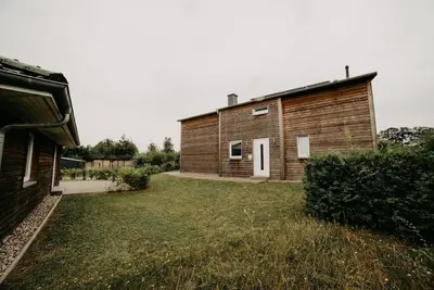 Image de 'Haus Holli Zarrentin' sur le lac Schaalsee avec terrasse privée et jardin.