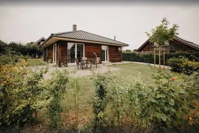 Image de 'Haus Hilde Zarrentin' sur le lac Schaalsee avec terrasse privée et jardin.