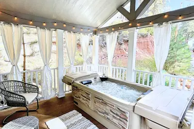 Image de Boutique Tiny Home! Hot Tub near Pikes Peak