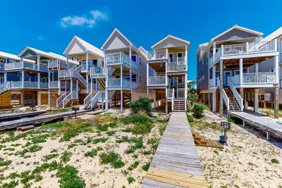 Image de Dog-friendly beachfront home with a deck, outdoor shower, washer\/dryer & Ac