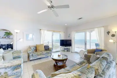 Image de Dog-friendly beachfront gem - community pool, tennis, washer/dryer, central Ac