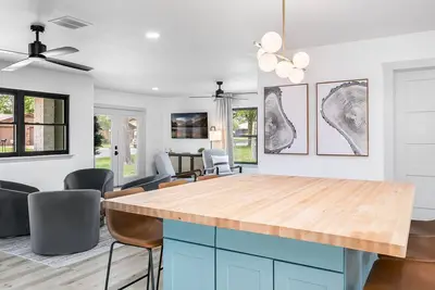 Image de Vine & Vibes | Modern 3/2 | Private Hot Tub | Charcoal Grill