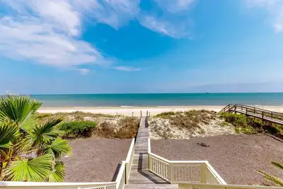 Image de Gorgeous beachfront home - washer/dryer, deck & central Ac - community pool