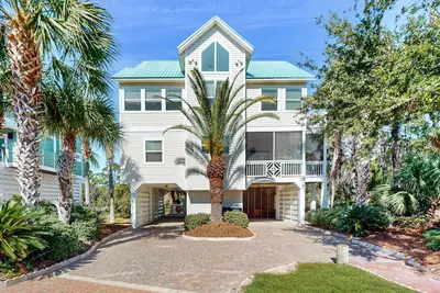 Image de Newly renovated home with tennis, private pool, deck, & fireplace - dog-friendly