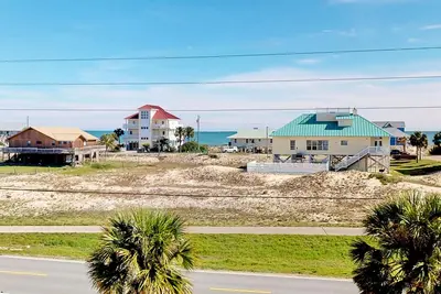 Image de Charming ocean-view gem with a pool, deck, washer/dryer & central Ac