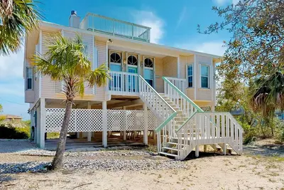 Image de Beautiful dog-friendly home steps away from the beach with panoramic Gulf views