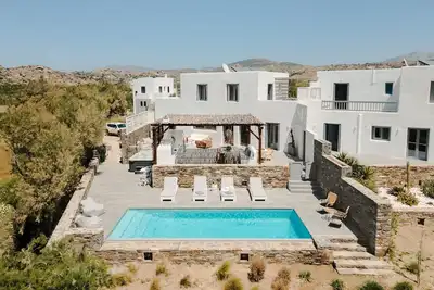 Image de Beach House on Plaka Beach, Pool\/Jacuzzi