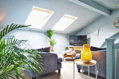 Image de Stunning apartment + private garden. 5 mins walk to shops and bars.