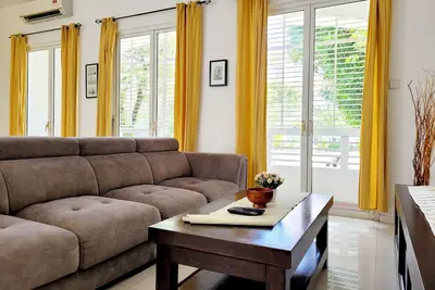 Image de Spacious 4 bedroom terrace house near Straits Quay