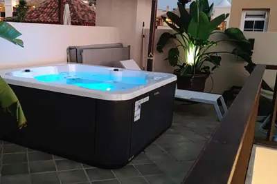 Image de Beautiful penthouse with large solarium with sea and mountain view and Jacuzzi