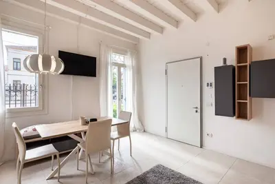 Image de Elegant Apt W\/ Parking &1 min walk from Tram stop!