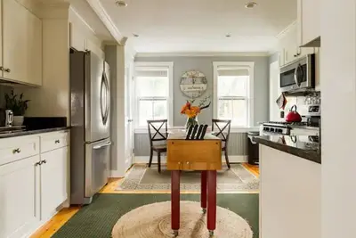 Image de Located close to wedding venues, university, shops and eateries and Newport.