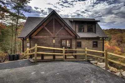 Image de Lavish Cabin w/ Arcade|Pool Table|Private Hot Tub