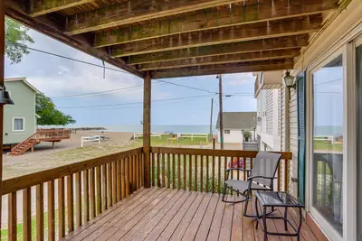 Image de Oak Harbor Lake Home w/ 4 Decks + Seating!