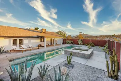 Image de Moroccan Oasis\/3br + Yoga\/ Sound Bath Room + Pool\/Spa, close to National Park