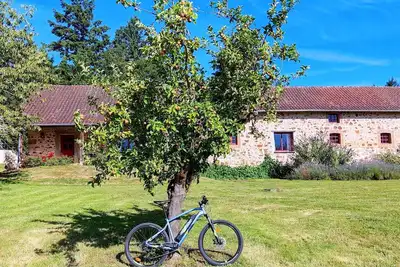 Image de Maison de campagne en Périgord vert avec salle de jeux et piscine privées