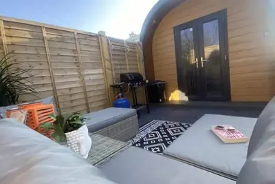 Image de Cosy cabin near Tenby & Saundersfoot, great for a romantic break or to escape