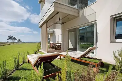 Image de Appartement \"Luxury Boho Style Nazaré\" avec vue sur la mer, piscine partagée et Wi-Fi.