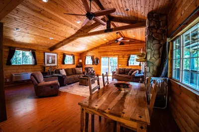 Image de Romantic Cabin: Secluded Woods, Hot Tub, and Privacy in the Driftless Region.