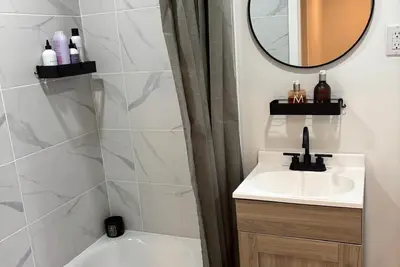 Image de lovely 1 bedroom apartment in a quiet neighborhood.