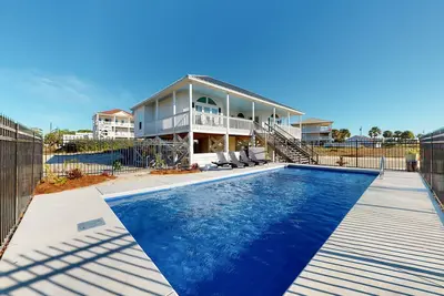 Image de Dog-friendly charmer near the Gulf with private salt water pool, W/D, deck & Ac