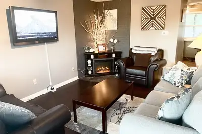 Image de New! Ideal location! Walk to Town! Family Fun! Mountain/Park Views! Pet Friendly