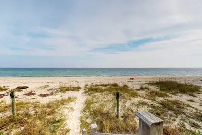 Image de Dog-friendly beachfront home with a washer/dryer, central Ac, beach access