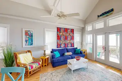 Image de Beachfront home with expansive deck, screened porch, washer/dryer & central Ac