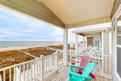 Image de Newly renovated gulf front home. Dog friendly, multiple decks, boardwalk 2 beach