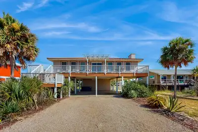 Image de Beach view home with a pool, hot tub, covered deck, washer/dryer & central Ac
