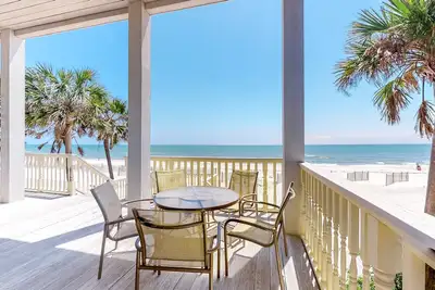 Image de Beachfront dog-friendly home with spacious decks and on-site pool