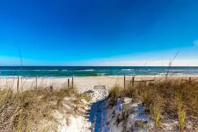 Image de Snowbird-friendly beachfront home with a pool, tennis, washer/dryer, fireplace