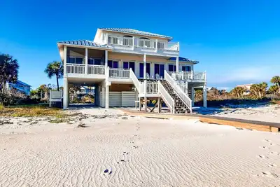 Image de Beachfront home with a porch, washer/dryer, outdoor shower, & Ac