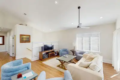 Image de Beachfront home with a pool, game room, deck, grill, washer/dryer & central Ac