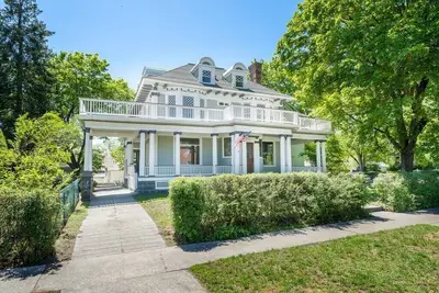Image de Historic Family Home with 8 Bdrms, 9 Baths & 3 Kitchens!