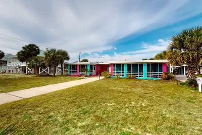 Image de Dog-friendly duplex with beach access, a washer/dryer, deck & central Ac