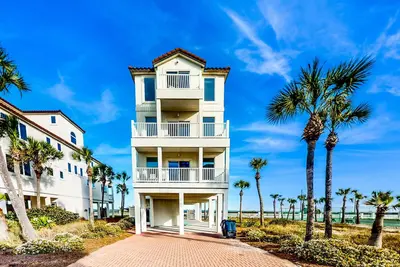 Image de Newly renovated home with Beachfront and Bay views with on-site Pool