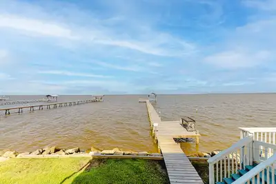 Image de Dog-friendly bayfront home with a deck, great views, washer\/dryer & central Ac