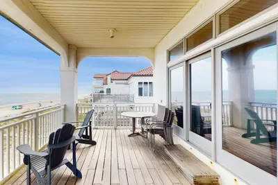 Image de Multi-level beachfront home with pool, private boardwalk & elevator