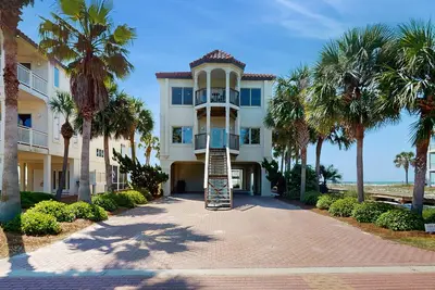 Image de Dog-friendly beachfront home with private hot tub, fireplace, on-site pool, Ac
