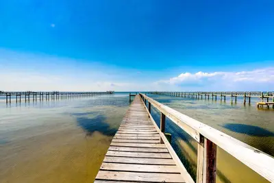 Image de Dog-friendly bayfront home with a dock, pool, tennis, washer\/dryer & central Ac